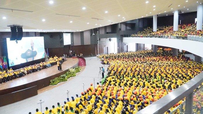 Suasana Pengenalan Kehidupan Kampus bagi Mahasiswa Baru (PKKMB) Universitas Lambung Mangkurat (ULM) di gedung auditorium di Kota Banjarbaru, Provinsi Kalimantan Selatan, Selasa (15/8/2023).