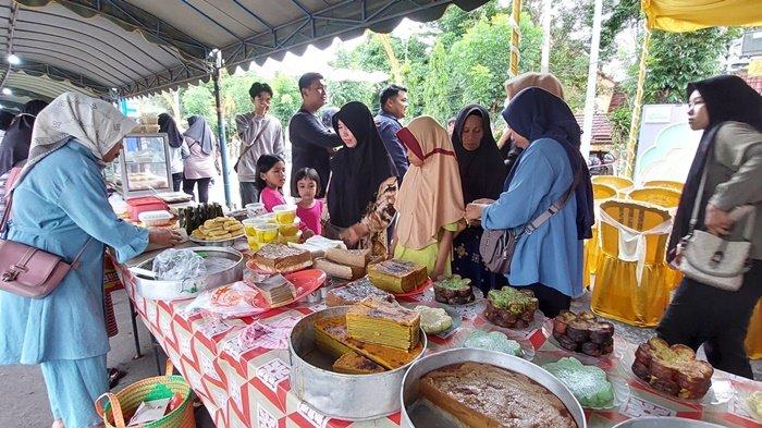 MERIAH - Suasana Ramadhan Expo 2024 Tala di kawasan Pedestrian Jalan Hadji Boejasin, Pelaihari, yang meriah. Banyak pembeli yang datang berbelanja.
 