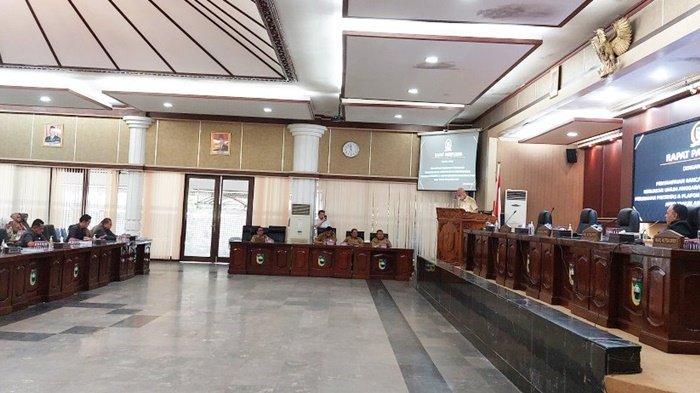 Suasana Rapat Paripurna Penyampaian Rancangan Perubahan KUA dan PPAS 2023 di gedung DPRD Kabupaten Tanah Laut (Tala), Senin (7/8/2023).