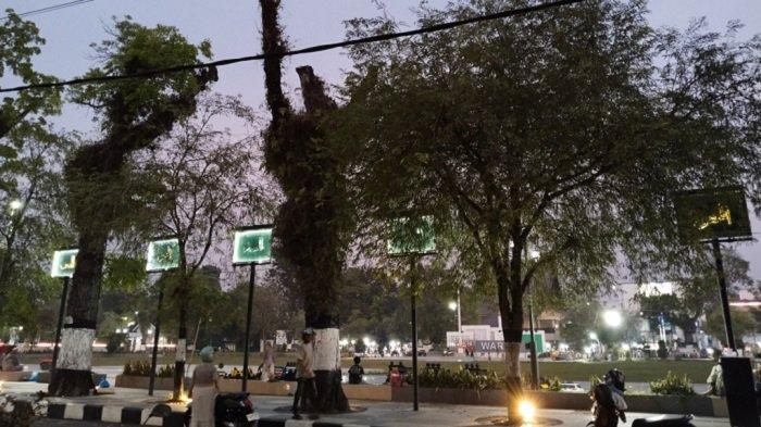 Suasana Taman Dwi Warna Barabai yang tetap ramai malam hari.