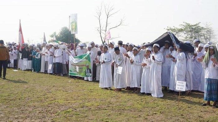 Suasana apel Hari Santri Nasional yang dihadiri santri dari berbagai pondok pesantren yang bertempat di Stadion Dr H Muhammad Syafi'i, Kecamatan Daha Selatan, Kabupaten Hulu Sungai Selatan (HSS), Provinsi Kalimantan Selatan, Senin (23/10/2023).