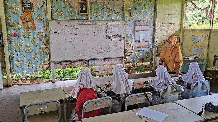 Gambar terkait 800 Sekolah di Kalsel Rusak,Murid Kerap Teriak Saat Lihat Biawak Hingga Ular Masuk Kelas (dari Bing)