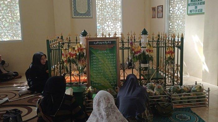 Suasana di dalam Kubah Pagatan yang menjadi makam ulama besar yaitu Mufti Syeikh Muhammad Arsyad Bin Mufti Syeikh Muhammad As’ad Al Banjari.