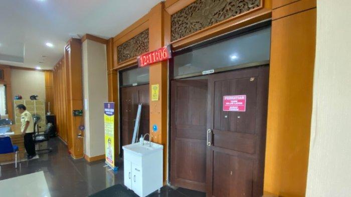 Suasana di depan pintu masuk kantor Dinas PUPR Kalsel, Banjarbaru, Senin (7/10/2024) siang.