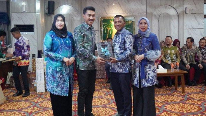 SERAHKAN CENDERAMATA - Suasana ketika acara pisah sambut yang digelar oleh Pemkab Banjar di Mahligai Sultan Adam Martapura, Rabu (9/4/2025). Bupati Banjar serahkan cenderamata ke Kapolres Banjar AKBP M Ifan