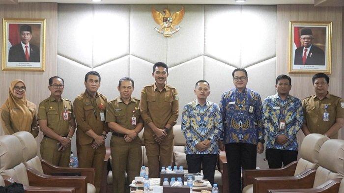 Suasana kunjungan kerja Kepala Perwakilan Ombudsman RI Kalimantan Selatan Hadi Rahman beserta jajaran kepada Pemkab Banjar di Mahligai Sultan Adam Martapura, 

-