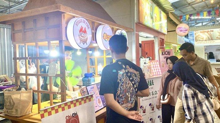 Suasana malam di Kuripan Food Square Banjarmasin, Sabtu (15/2/2025). Pembeli terlihat sedang antre di booth Steak On Fire.
