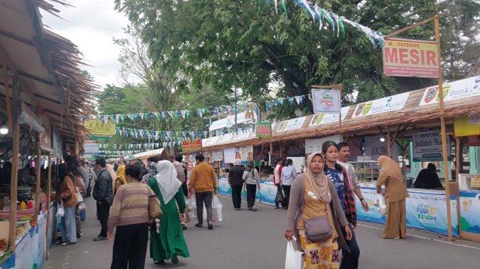 PASAR WADAI RAMADHAN -Suasana pasar wadai ramai pengunjung di Jl Jenderal Sudirman, Siring Nol Km Banjarmasin, Mulai dikenal sejak era 1990-an.