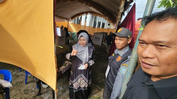 Suasana pencoblosan Cagub 02 Hj Raudatul Jannah di TPS 001 Desa Keramat Martapura Timur. Tak terlihat Paman Birin mendampingi
