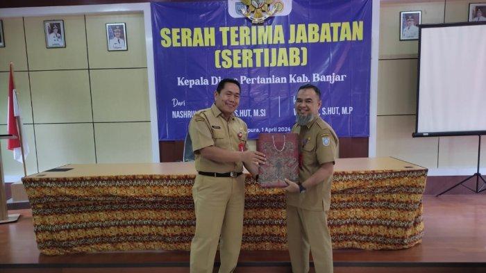 Suasana serah terima jabatan (Sertijab) dari Plt Kepala Dinas Nashrullah Shadiq kepada Kepala Dinas defenitif Warsita. 
 