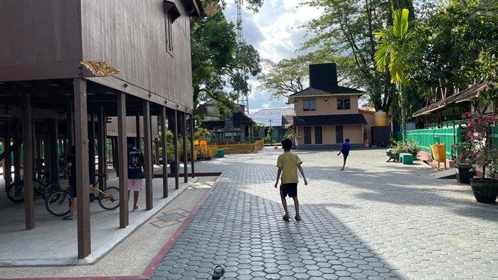BERMAIN -Suasana sore hari di museum Wasaka Banjarmasin terlihat anak-anak yang bermain bola.