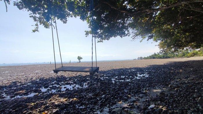 Suasana teduh dengan view Laut yang membiru di Wisata Angin Pantai, Desa Gedambaan, Kecamatan Pulau Laut Sigam, Kotabaru.