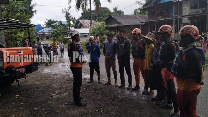 Suasana tim SAR Gabungan melakukan pencarian kepada Irwansyah (37) alias Bambang yang diduga tenggelam di Sungai Martapura Pengaron.