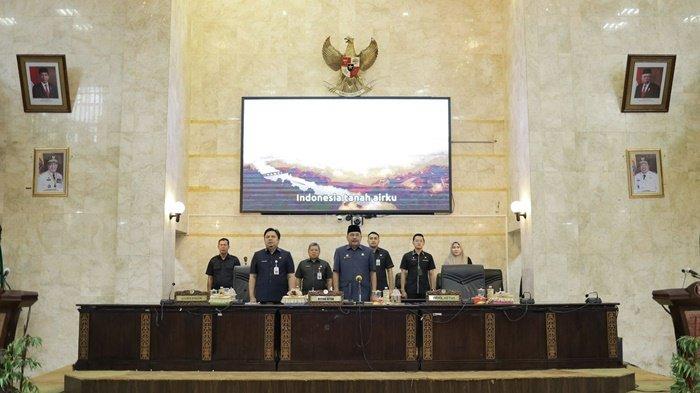 Supian HK dan Roy Rizali Anwar menandatangani fakta integritas rancangan Kebijakan Umum Anggaran (KUA) dan Prioritas Plafon Anggaran Sementara (PPAS) APBD Tahun 2025, Rabu (10/7/2024).