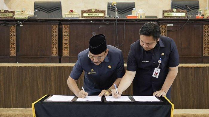 Supian HK dan Roy Rizali Anwar menandatangani fakta integritas rancangan Kebijakan Umum Anggaran (KUA) dan Prioritas Plafon Anggaran Sementara (PPAS) APBD Tahun 2025, Rabu (10/7/2024).