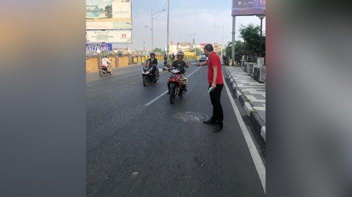 Swiss-Belhotel Borneo Banjarmasin bagi masker menyusul kabut asap akibat kebakaran hutan dan lahan (Karhutla) makin parah di Kota Banjarmasin,