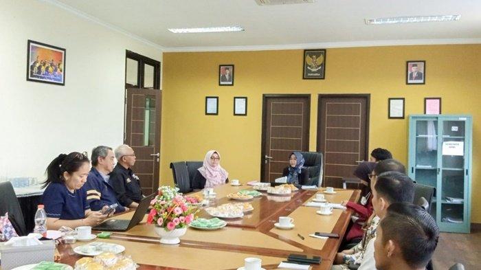 TIM penilai Monev P2MD berbincang dengan Direktur Politala Dr Mufrida Zein SAg MPd.