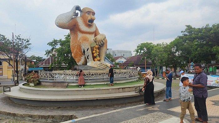 
Taman Maskot Bekantan menjadi destinasi wisata yang terbilang sangatlah ikonik . Suasana Sungai Martapura juga menjadi daya tarik bagi wisatawan yang berkunjung. 
