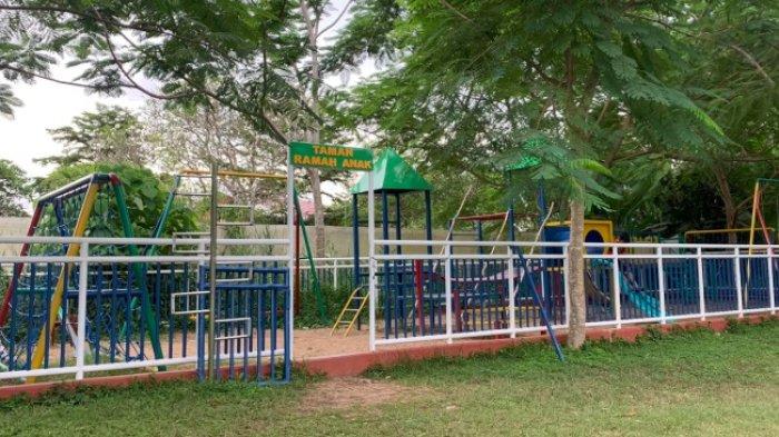 TAMAN SEKUMPUL MARTAPURA - Di Taman Sekumpul yang berlokasi di Jalan Sekumpul, Kecamatan Martapura, Kabupaten Banjar masyarakat bisa ajak anak bermain.