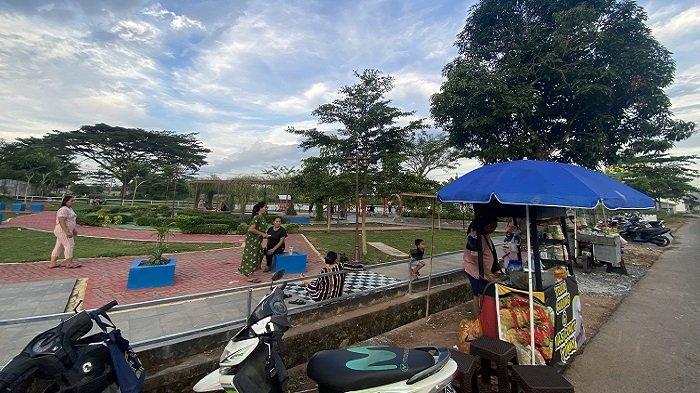 EKS LOKALISASI PEMBATUAN-Taman Ramah Anak Landasan Ulin di eks Lokalisasi Pembatuan Banjarbaru ramai dikunjungi. Pedagang yang berjualan di kawasan taman meraup omset cukup tinggi, Sabtu (31/5/2025).
Penulis: Rizki Fadillah | Editor: Hari Widodo