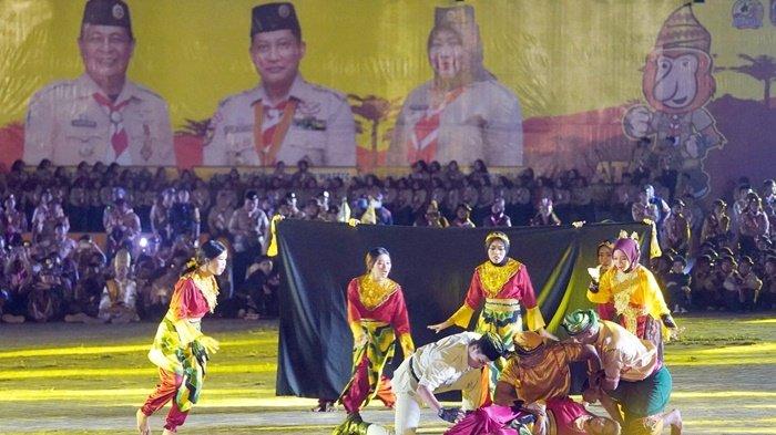 Tarian kolosal yang memukau pada pembukaan Kemah Bela Negara (KBN) di Kiram Park, Kabupaten Banjar, Provinsi Kalsel Senin (10/7/2023) malam.