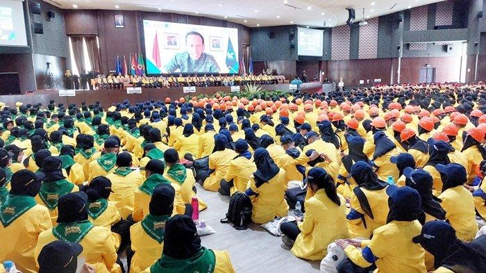 Tayangan Menteri Pendidikan, Kebudayaan, Riset, dan Teknologi Indonesia, Nadiem Makarim, pada pembukaan Pengenalan Kehidupan Kampus bagi Mahasiswa Baru (PKKMB) Universitas Lambung Mangkurat (ULM) di gedung auditorium di Kota Banjarbaru, Provinsi Kalimantan Selatan, Selasa (15/8/2023).