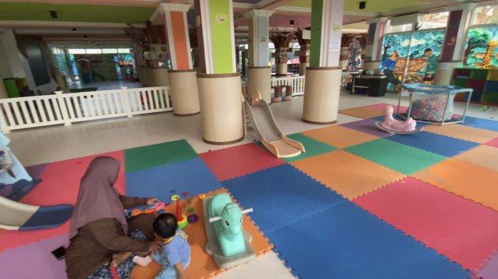 ADA TEMPAT BERMAIN - Tempat bermain untuk anak di bawah 3 tahun di kids library Perpustakaan Palnam di Jalan Ahmad Yani, KM 6.4, Kecamatan Banjarmasin pada Sabtu (14/6/2025) sore.