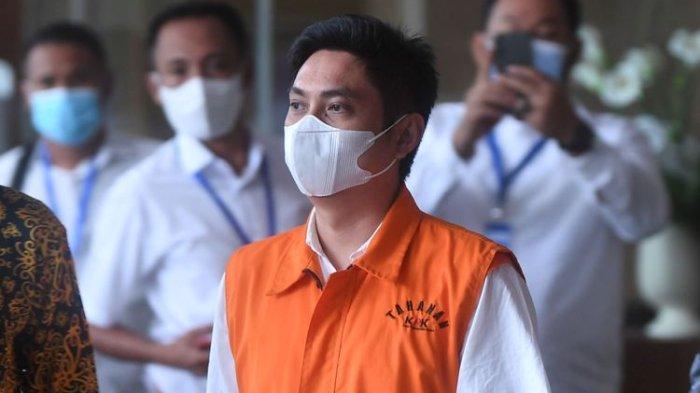 Mardani H Maming berjalan keluar usai menjalani pemeriksaan di gedung KPK, Jakarta, Jumat (12/8/2022). (ANTARA FOTO/Akbar Nugroho Gumay/aww.(ANTARA FOTO/Akbar Nugroho Gumay))