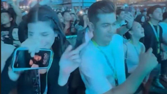 Teuku Ryan dan Ritassya saat goyang bareng.