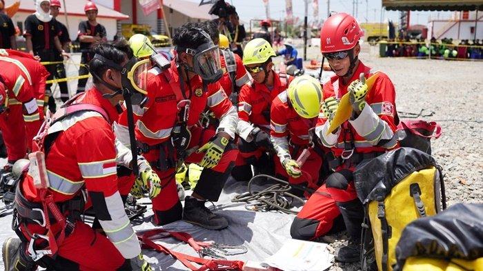 Tim Borneo Indobara B susun strategi saat akan berlomba di kategori Confined Space Rescue (CSR) pada event Indonesian Fire and Rescue Challenge (IFRC) 2023 di Kabupaten Tanah Bumbu (Tanbu), Kalimantan Selatan.