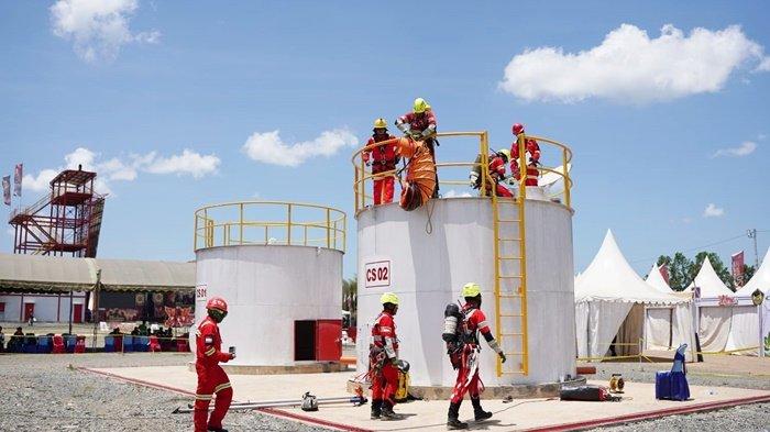 Tim Borneo Indobara B susun strategi saat menurunkan korban pada lomba di kategori Confined Space Rescue (CSR) pada event Indonesian Fire and Rescue Challenge (IFRC) 2023 di Kabupaten Tanah Bumbu (Tanbu), Kalimantan Selatan.