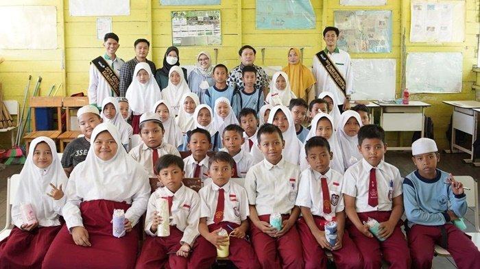 Tim Pengabdian Masyarakat Fakultas Kedokteran Universitas Lambung Mangkurat bersama guru dan murid SDN 3 Mataraman, Kabupaten Banjar, Provinsi Kalimantan Selatan, Senin (21/8/2023).