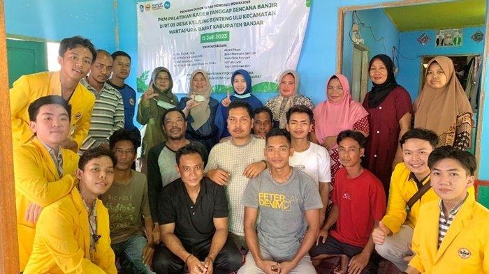 Tim Pengabdian kepada Masyarakat bersama Kader RT 05 Desa Keliling Benteng Ulu. Tim Pengabdian kepada Masyarakat beranggotakan dosen PSKPS FK ULM, yaitu Dr. Dra. Fujiati, M.Si; Dr. dr. Nelly Al Audhah, M.Sc; dr. Dwi Styohadi, M.Imun; Dr. dr. Hj. Endah Labati Silapurna, MHKes. Ada 5 orang mahasiswa PSKPS FK ULM yang terlibat dalam pengabdian kepada masyarakat ini, yaitu Abrari Fauzi, Brian Pramana Santoso, Marcellino Febryan, William Luth, dan Sayid Akhmad Zein.