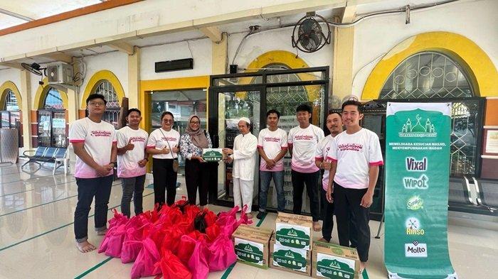 Tim Unilever Indonesia area Kalsel bekerja sama dengan Distributor,Partner bisnis dan marbot masjid untuk melakukan gerakan bersih-bersih masjid.
