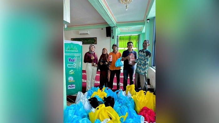 Tim Unilever Indonesia area Kalsel bekerja sama dengan Distributor,Partner bisnis dan marbot masjid untuk melakukan gerakan bersih-bersih masjid.