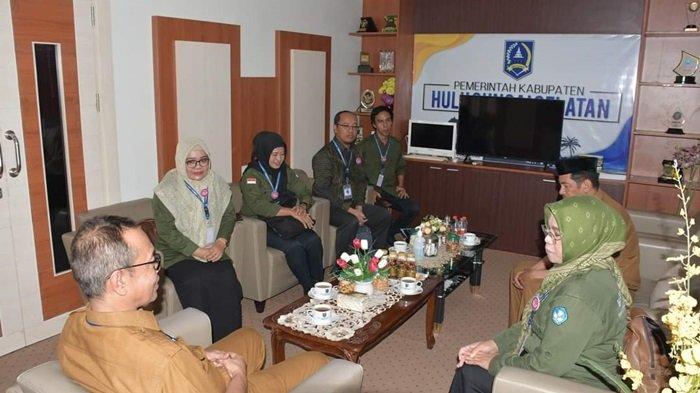 Tim dari Balai Bahasa Kalsel diterima di ruang kerja Sekda