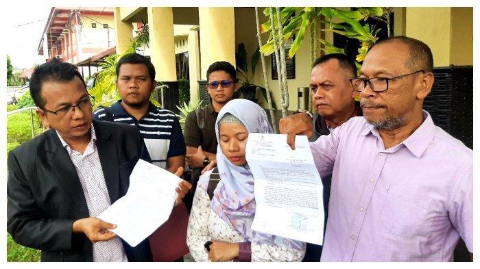 Tim kuasa hukum H saat memperlihatkan surat penetapan tersangka H di Mapolda Kalteng, Senin (16/12/2024) kemarin . 