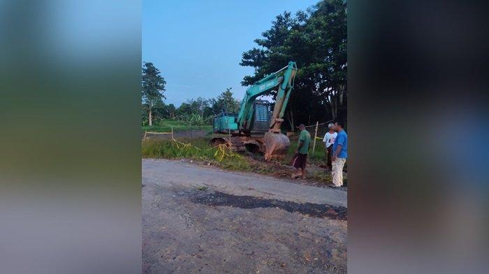 Tim teknis dari gabungan BWS Kalimantan III dan BPAM Banjarbakula telah menurunkan alat berat di Sungai Landas.