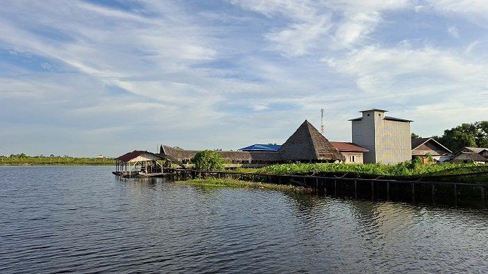 TERHUBUNG KE GALERI- Titian menghubungkan objek wisata rumah apung dengan.Galeri Kembang Ilung, HSU.
