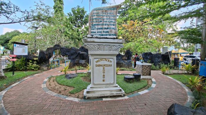 TUGU - Lokasi di tengah Taman Darmansyah Zauhidie terdapat monumen tugu Darmansyah Zauhidie lengkap dengan puisinya berjudul Kandangan Kotaku Manis.