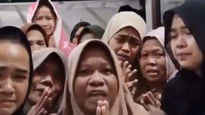 Video viral memperlihatkan sejumlah Tenaga Kerja Wanita (TKW) asal Indonesia memohon pertolongan usai ngaku alami tindak kekerasan dan diisolasi majikan di Arab Saudi