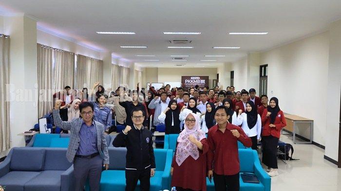 USTADZ Muhammad Elvandi bersama Dewan Penyantun Politala Dr H Sihabuddin Chalid berpose bersama mahasiswa setempat seusai sesi materi motivasi