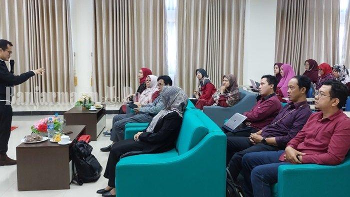 USTADZ Muhammad Elvandi penuh semangat memberi motivasi penguatan kapasitas diri kepada dosen dan tendik Politala, Rabu (29_11) siang, di kampus setempat.
