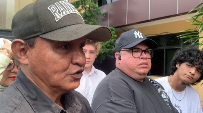 Umar Badjideh ayah Vadel didampingi Razman Nasution datangi Polres Metro Jaksel.