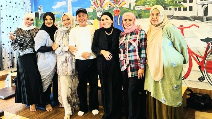 Pose foto Abdul Rozak di tengah ibu-ibu teman calon besannya.