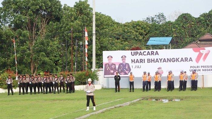Pasukan peserta Upacara Peringatan HU ke-77 Bhayangkara  di Halaman Kantor Bupati di Kota Paringin, Kabupaten Balangan, Provinsi Kalimantan Selatan, Sabtu (1/7/2023).