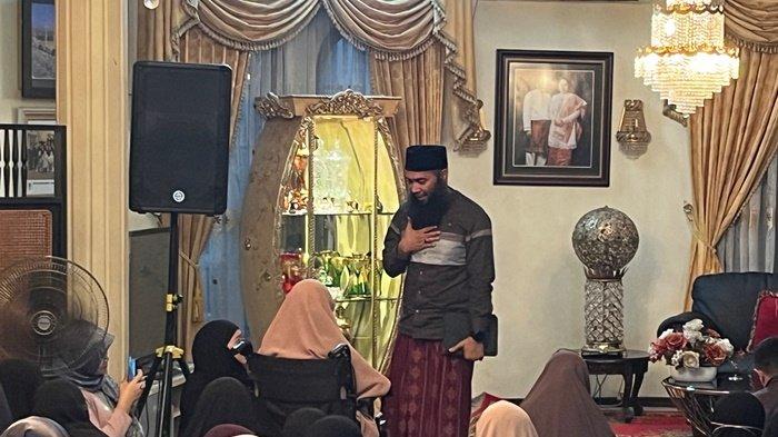 Ustadz Syafiq Riza Basalamah saat menggelar kajian rumah tangga di kediaman tokoh pers Banua HM Taufik Effendie, Sabtu (25/5/2024).