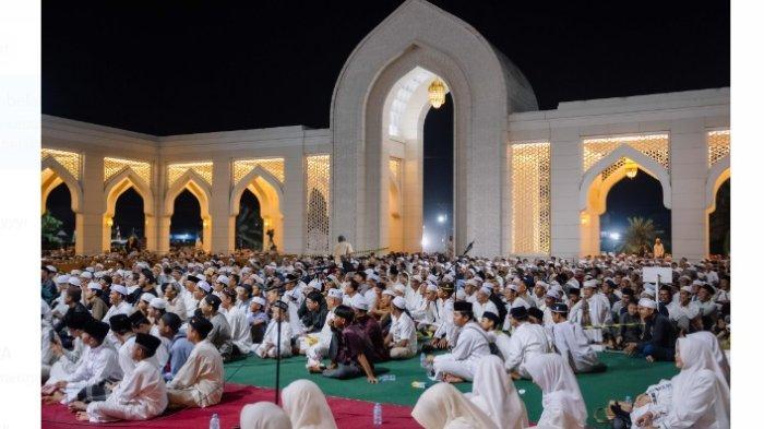 Ustaz Das'ad Latif menyampaikan tausiah di depan ribuan jemaah pada tablig akbar yang berlangsung di Masjid Agung Al-Falah di Jalan Kodeco