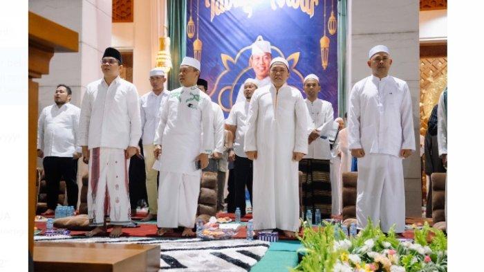 Ustaz Das'ad Latif menyampaikan tausiah di depan ribuan jemaah pada tablig akbar yang berlangsung di Masjid Agung Al-Falah di Jalan Kodeco