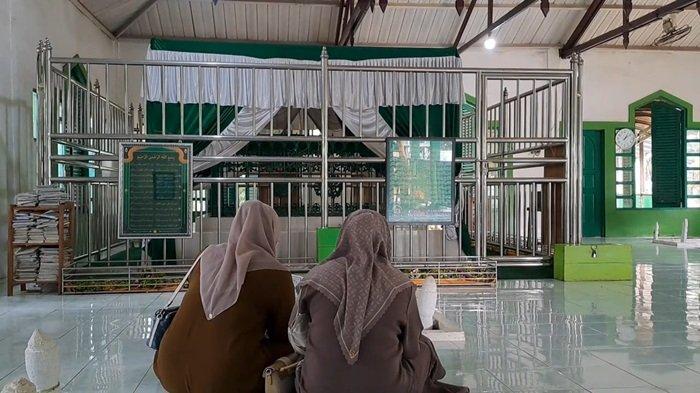 ()PEZIARAH BERDATANGAN-Peziarah sedang berada di kompleks kubah makam Datu Sanggul memenuhi nazar dan menegakkan warisan budaya dan sejarah IsIam di Kabupaten Tapin.